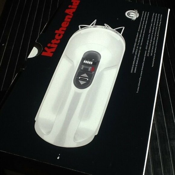 new in box WHITE KitchenAid Soft Start 7-Speed Hand Mixer Model KHM7210WH - Picture 6 of 11